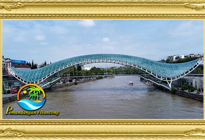 Berburu Foto di Jembatan Perdamaian Tbilisi